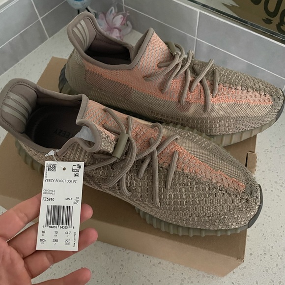 NEW adidas YEEZY
Yeezy Boost 350 V2